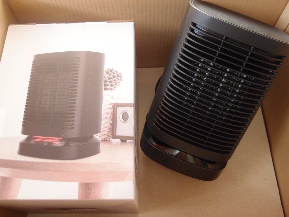 BlueWizard88's tweet image. オフィスの足元に邪魔にならないサイズのファンヒーターは大助かりです💝
セラミックヒーター 首振り 950/450W 温風＆送風切り替え 
@Reviewer_JP amzn.to/2DMrrsC ￥4,980