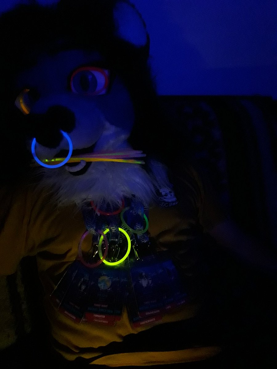 goatmew's tweet photo. Cuando terminas de ordenar todo después de la FN. #fn2018 #furries #furryfandom #rave https://t.co/JatAMBddgF