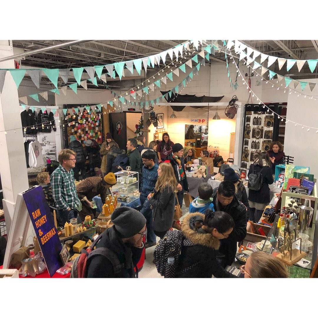 Aaannd that’s a wrap! THANK YOU 🙏🏼 to all the amazing vendors, visitors, and the #parkdale community for making our final market here a success! Thanks for supporting local!
#parkdaleflea #parkdalevillage #shoplocal #shoptowest #gratitude #parkdalelife #supportlocal