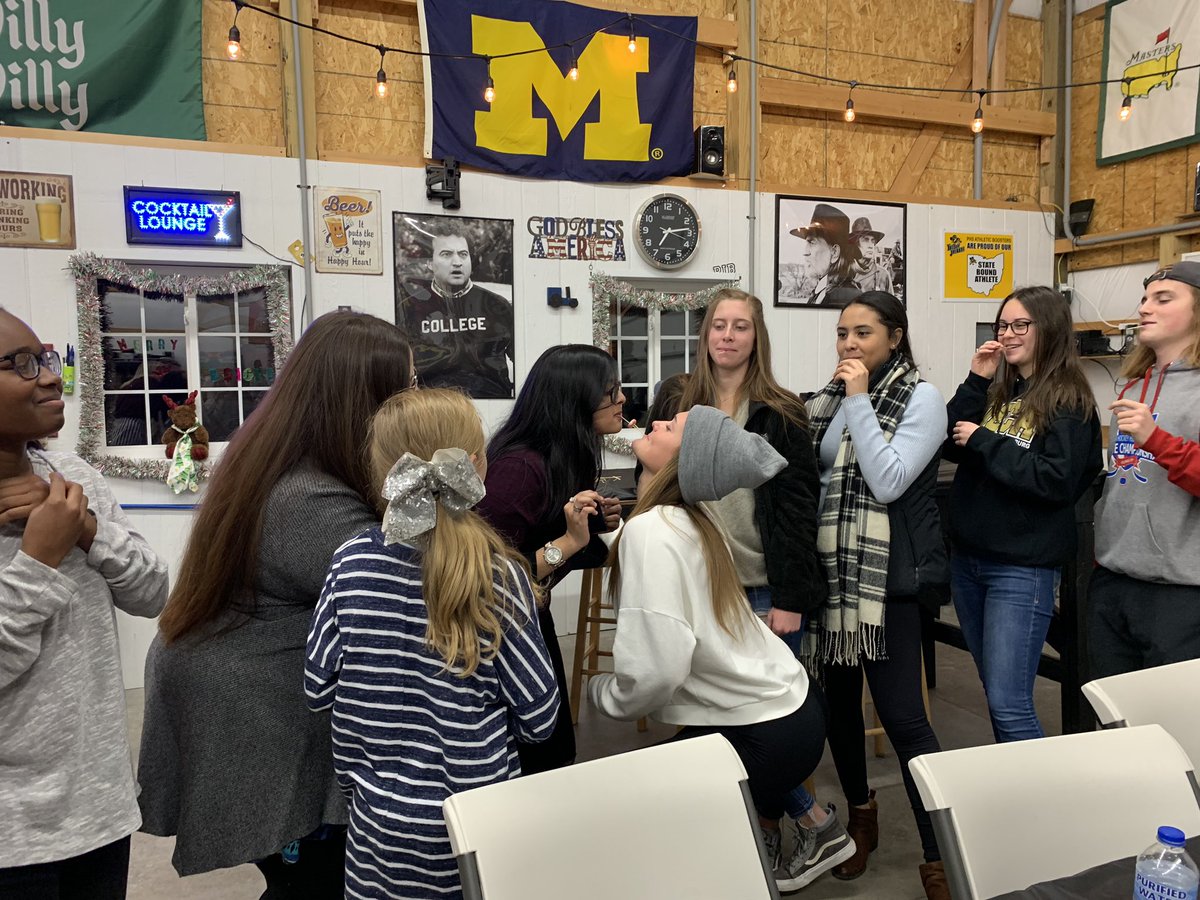 PburgDECA's tweet image. Progressive Dinner 2018 #seniorDECA Tradition ❤️🌲🎄🔷