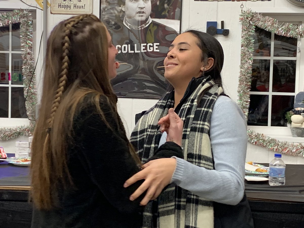 PburgDECA's tweet image. Progressive Dinner 2018 #seniorDECA Tradition ❤️🌲🎄🔷