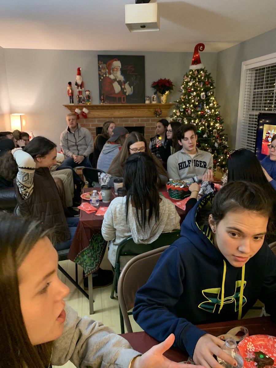 PburgDECA's tweet image. Progressive Dinner 2018 #seniorDECA Tradition ❤️🌲🎄🔷