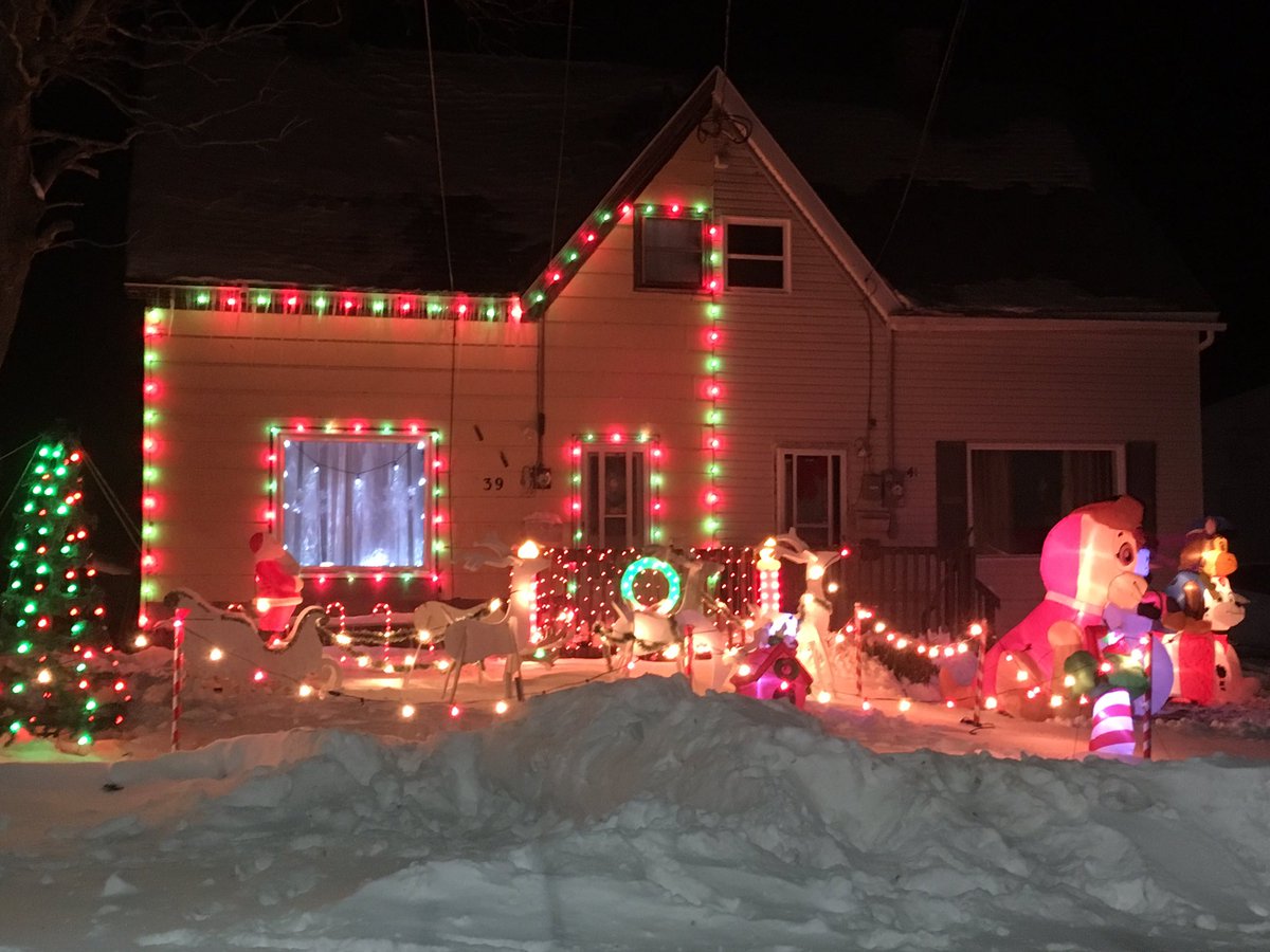 cheapskategard's tweet photo. Looking for Xmas lights to make a video for people who can not get out for health issues. Know any cool houses ? Let me know #xmas #christmas #capebreton https://t.co/Agi04JUyyQ