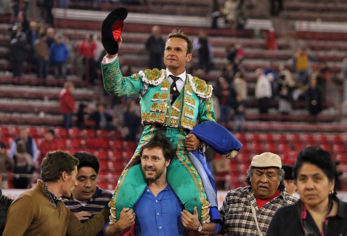 La salida a hombros de Antonio Ferrera, el triunfador de la quinta corrida tras el corte de dos orejas #TemporadaGrande #DondeNacenLasEmociones