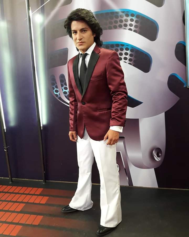 estosucedeloja's tweet photo. #Atención | CAMILO SESTO ES EL GANADOR DEL PROGRAMA YO ME LLAMO.
#FinalYMLL5| Entre lágrimas, el lojano Roberth Ordóñez, agradeció al Ecuador por el apoyo en #YMLL5 programa televisivo Yo Me Llamo.
Ordóñez imitó al cantante y compositor, Camilo Sesto. #LojaConCamiloSesto https://t.co/KEZd4yTugV