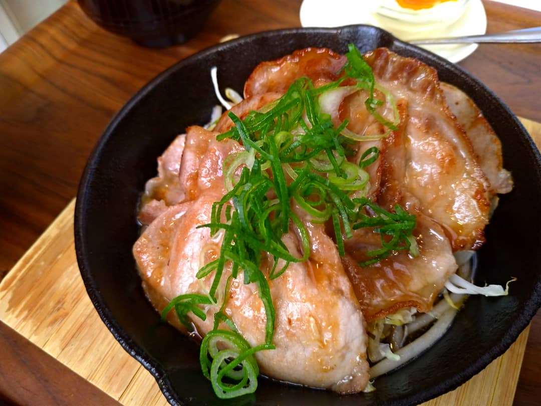 KitchenNicori's tweet photo. 今週の週替わりのご紹介です🎶
｢豚のしょうが焼き｣ 当日お店でスライスしたものを特製ソースに絡めて調理しています😊
年末に差し掛かり何かと忙しい毎日ですが美味しいご飯を食べて元気に乗り切りましょう٩(๑•̀ω•́๑)۶
 #宇和島 
#宇和島市
#ランチ
#宇和島ランチ
#キッチンニコリ 
#KITCHENNICORI https://t.co/m5vVK39jx8