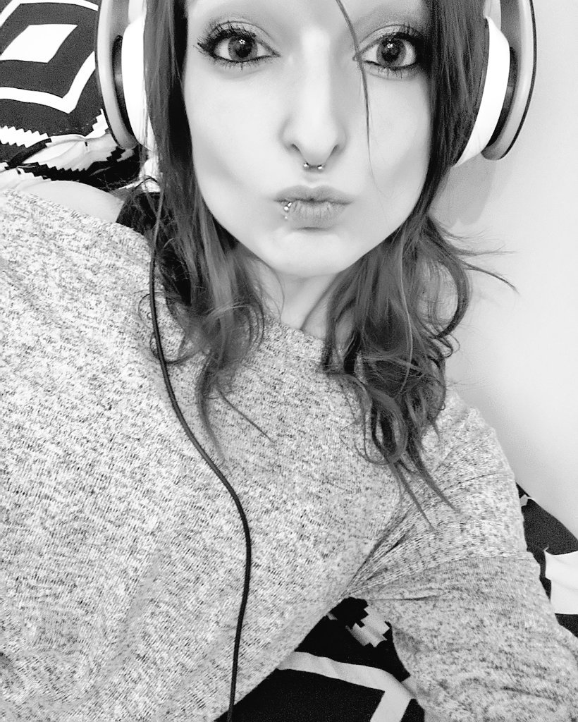 drogi_z's tweet photo. I love it to be a Gamer girl..Yeah I also love it to read my comics and mangas..to be crazy.This is who i am.
#gaming #gamergirl #nerdcast https://t.co/N39t6wtU0U