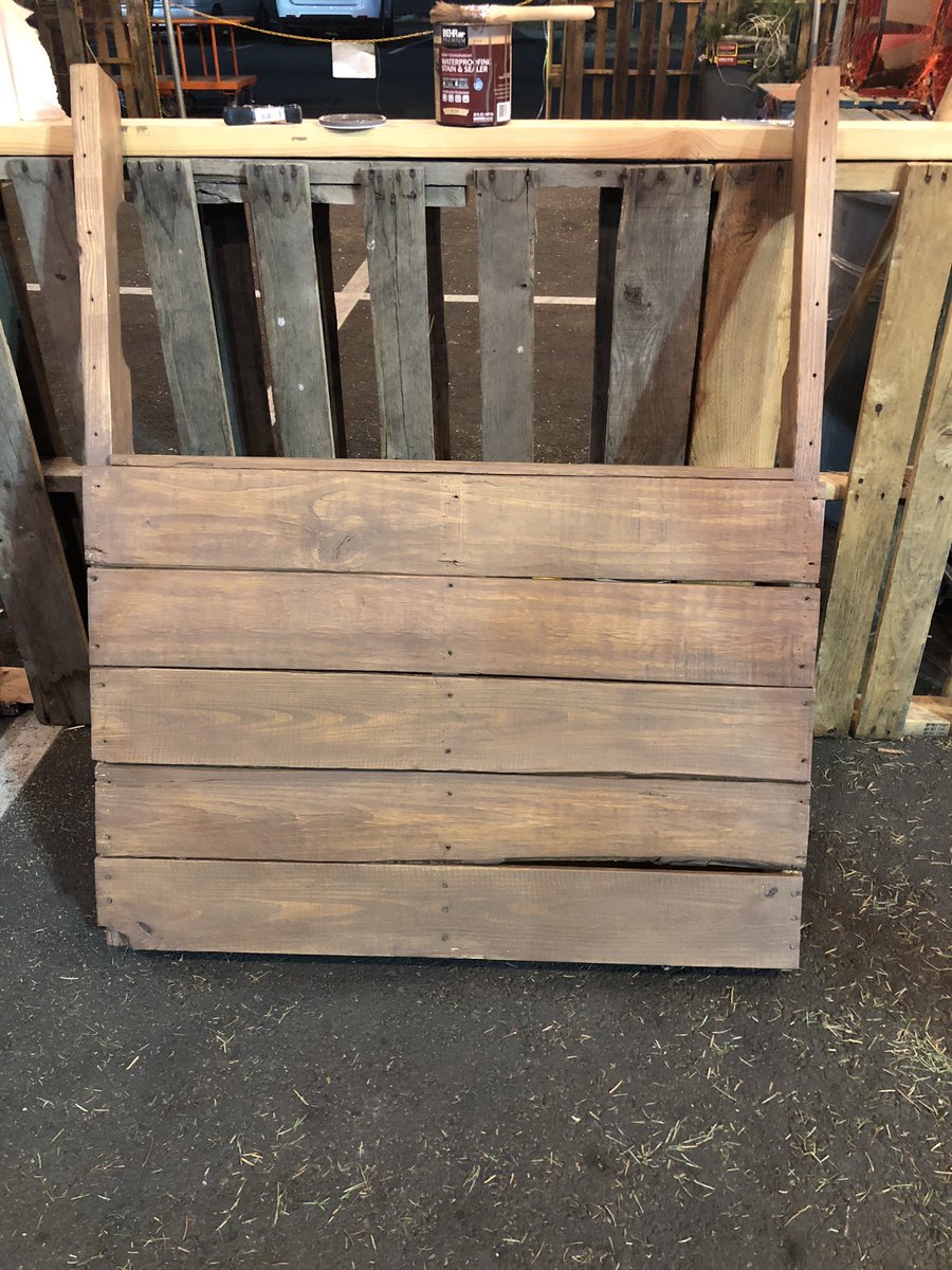 gutierrez1423's tweet photo. When DIH workshops have taught you how to use tools 🛠You make the cutest Tree Lot Photo Stand 🌲📸 Our customers are loving it! 🤗 #montereyparkHD #OneTeamOneDream #livetheorangelife 🧡 @letycruz31 @lupeadiaz @wendyCcontreras @FrankC88ASM @NevSpecialtyasm https://t.co/NEIyR3Xoor