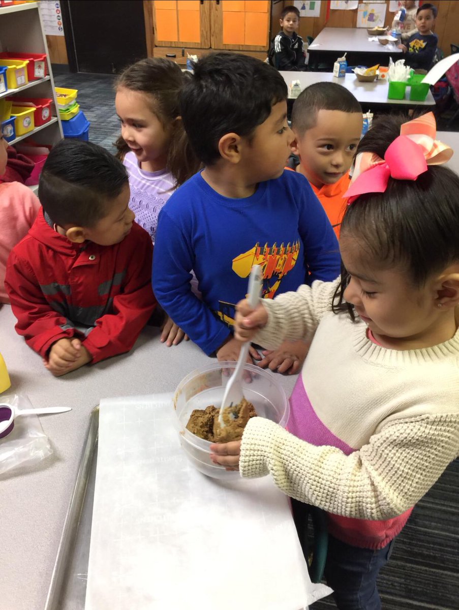 ecj10202's tweet photo. Pte-K had so much fun making a Gingerbread Man. We gave it to the cafeteria lady to bake it. Opps❗️She said the Gingerbread man had run away❗️We had to chase him all around the school 🏫. Yeah❗️We found him at Mrs Stockton Office @CFISDLieder #Cfisdspirirt #LeopardsShine #prek https://t.co/IoWYERyO6H