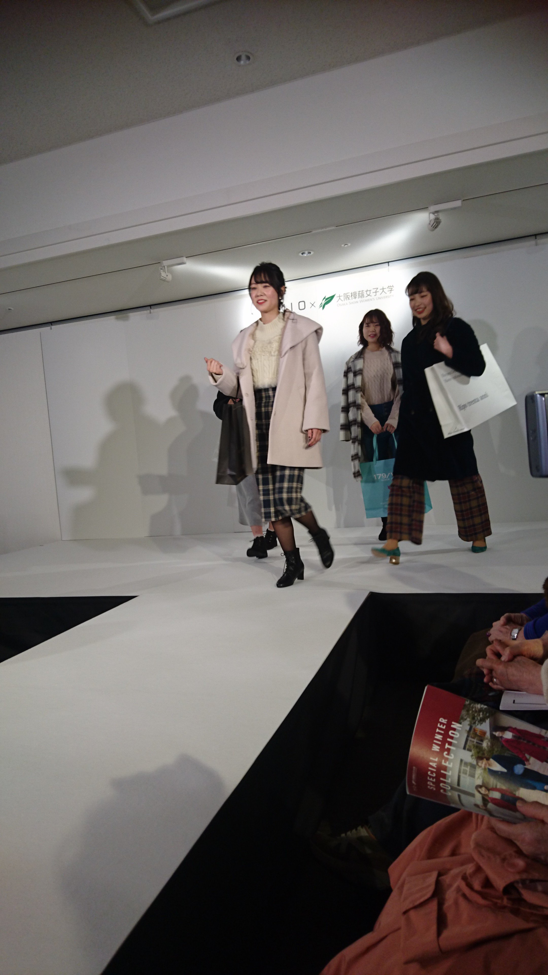 公式 化粧ファッション学科 大阪樟蔭女子大学 ショッピング では 流行を取り入れたファッションを紹介 それぞれどこにポイントがあるかも説明しました 化粧 ファッション 美容 大阪樟蔭女子大学 天王寺ミオ ファッションショー T