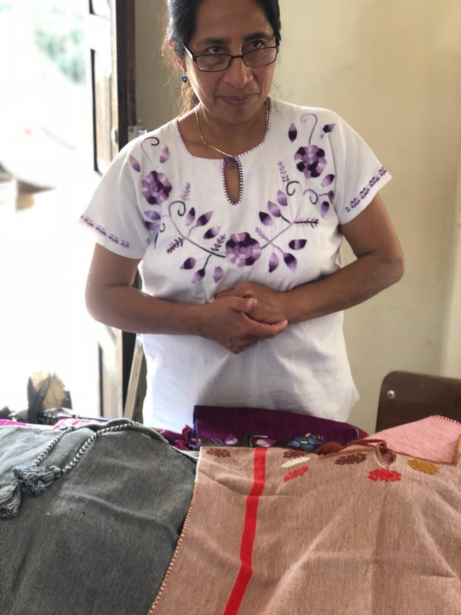 YoArrecha's tweet photo. Los rostros de las artesanas que participaron en el Primer Bazar Manos Solidarias. La sinergia entre mujeres fluye para promover lo hecho a mano. https://t.co/0Vv9UHrKEL