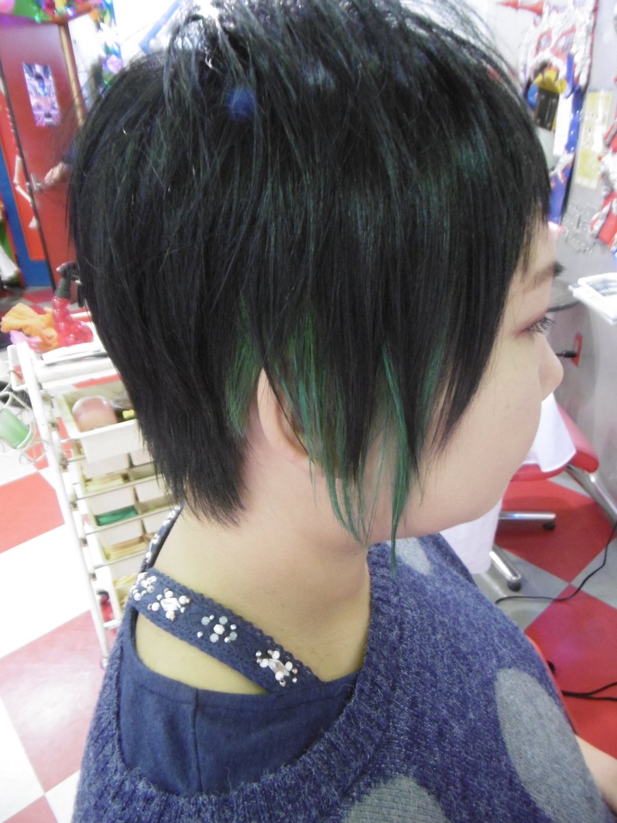 bouzu micrus 個性的なヘアを創ってみます ゲストは常連のnさん アシメ ツーブロ インナーカラーで個性的に Before After 12月は2人営業ですので早目のご予約をお願いします ボウズミクラス 本八幡美容室 アシメ 個性派