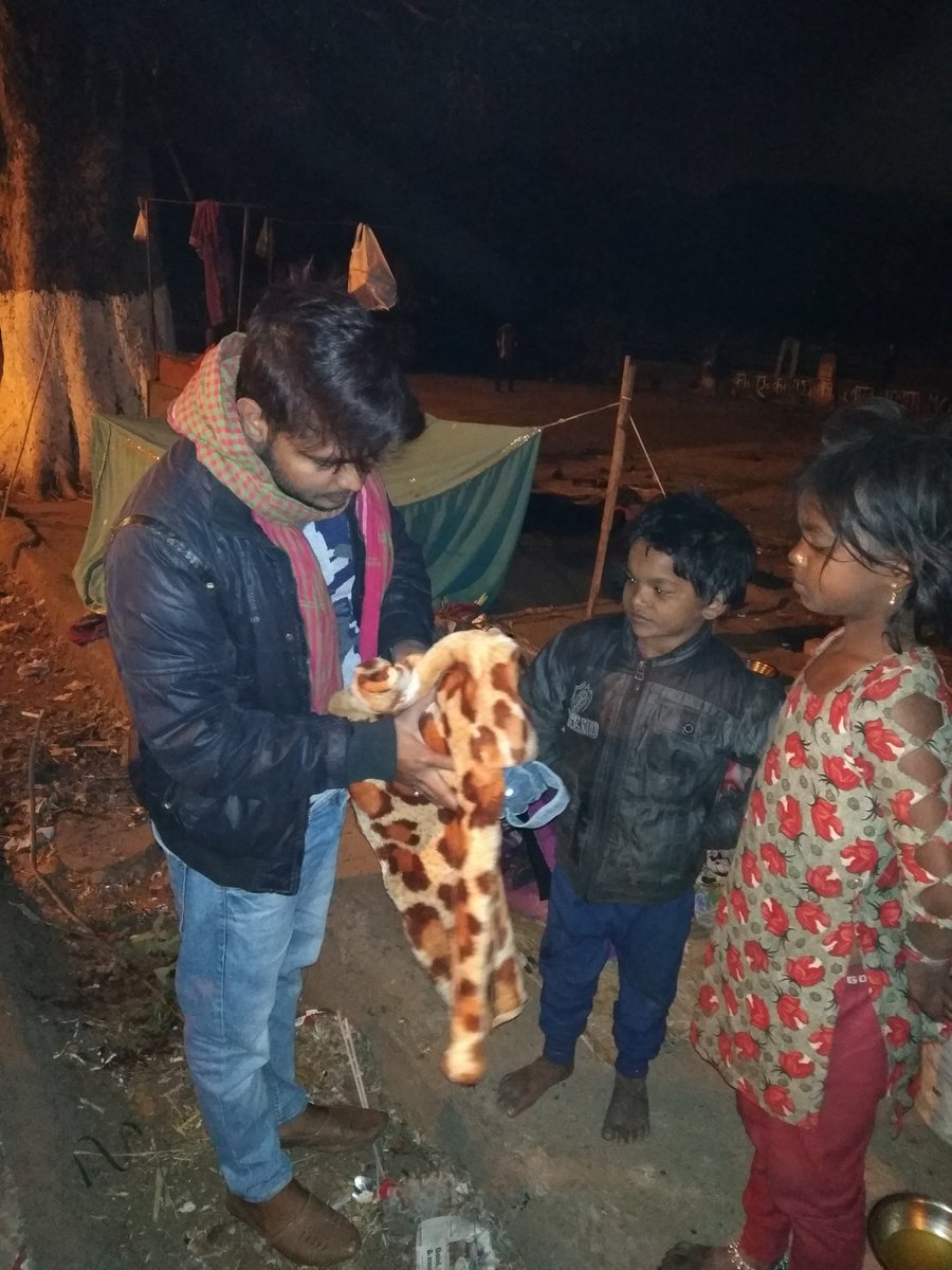 MayIHelpBokaro's tweet photo. आज रात *May I Help You Foundation - Bokaro* के द्वारा सड़क किनारे सो रहे बच्चों और जरूरतमंद लोगो के बीच स्वेटर, साल और कपड़ें दिए गए| जिससे इतनी ठण्ड में उन्हें कुछ तो राहत मिल सके ये अभियान पुरे दिसम्बर महीने चलेगा|
#Bokaro #ngo https://t.co/J2rzyNxgLT