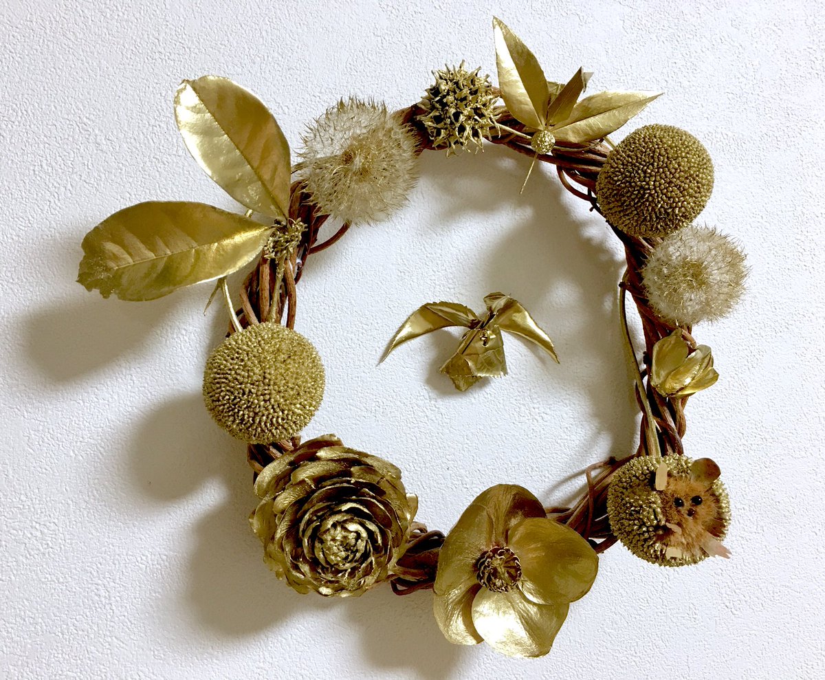 Inori ちなみにちなみに先日100均の金色スプレーをかけて金色にした木の実やドライフラワー 落ち葉たちはアケビの蔓を丸めたものにホットポンドでくっ付けてリースにしました