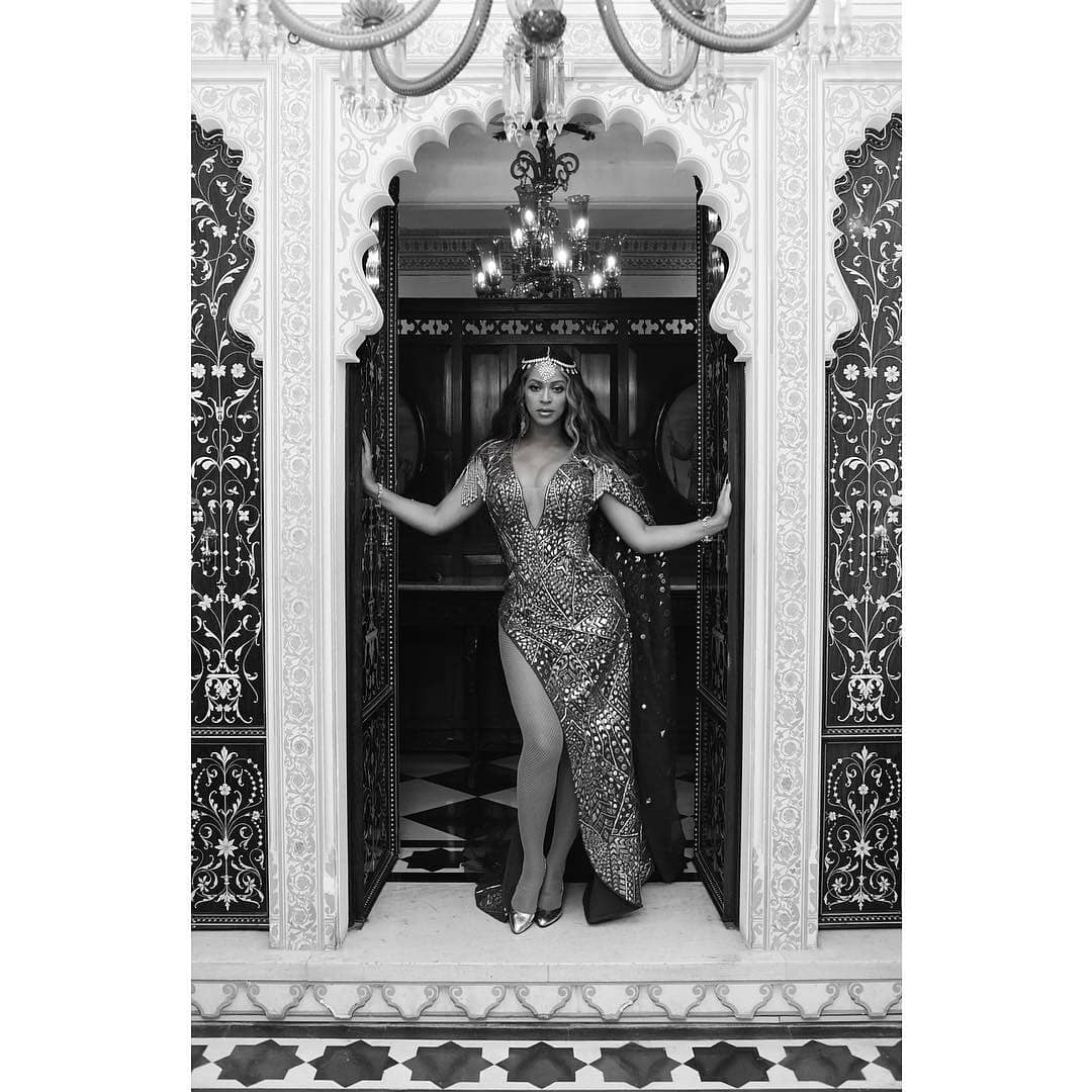 Nobody can dazzle the gold like our queen @Beyonce ! She's slaying in this golden bodysuit and matching thigh-high boots while performing at Isha Ambani's pre-wedding event in India. Nobody can dazzle the gold like our queen @Beyonce ! She's slaying in this golden bodysuit and matching thigh-high boots while performing at Isha Ambani's pre-wedding event in India.