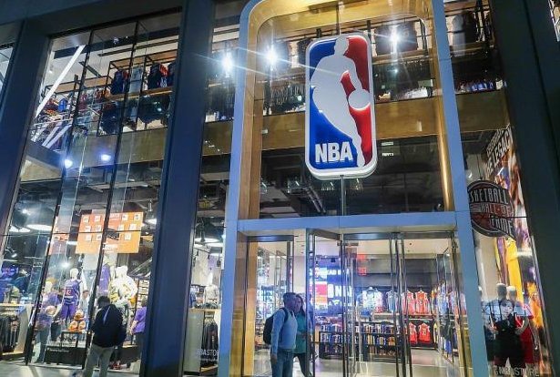 playstaps's tweet photo. Le premier NBA Store Européen a ouvert ses portes à Milan! 🏀🇮🇹

2 étages et 30 franchises: un régal pour les fans de NBA 🇺🇸.

Pour lire l'article --> https://t.co/wg49ScnFXA https://t.co/Cl69RwC3CX