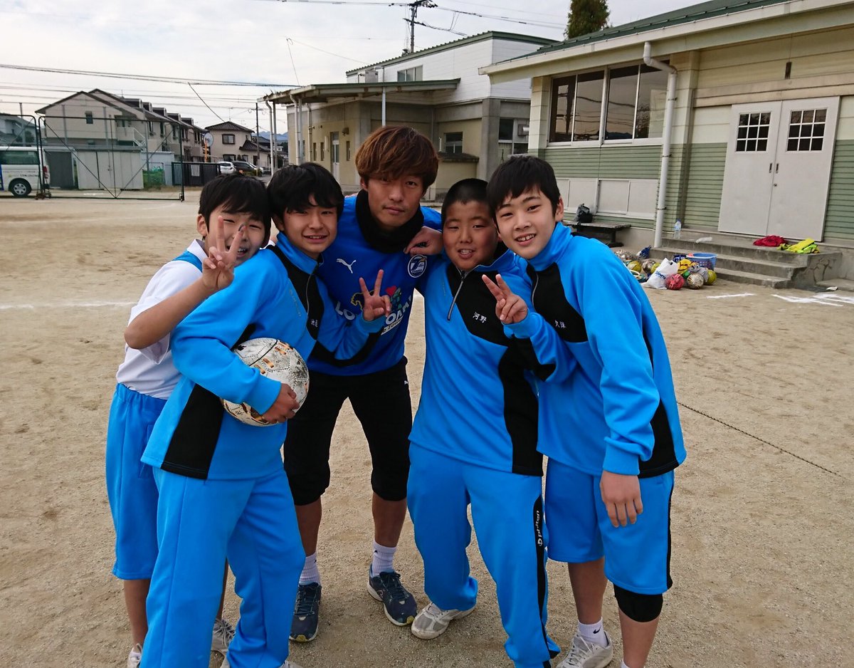 Trinitaofficial A Twitter 本日 黄誠秀 選手と 川西翔太 選手が 大分市立鶴崎中学校に訪問し 中学1年生1名と サッカー教室をしてきました サッカーをしてる生徒も多く 選手達は 負けられない とフェイントやドリブルなどで惜しげもなくプロのテクニック Trinitaofficial A Twitter 本日 黄誠秀 選手と 川西翔太 選手が 大分市立鶴崎中学校に訪問し 中学1年生1名と サッカー教室をしてきました サッカーをしてる生徒も多く 選手達は 負けられない とフェイントやドリブルなどで惜しげもなくプロのテクニック