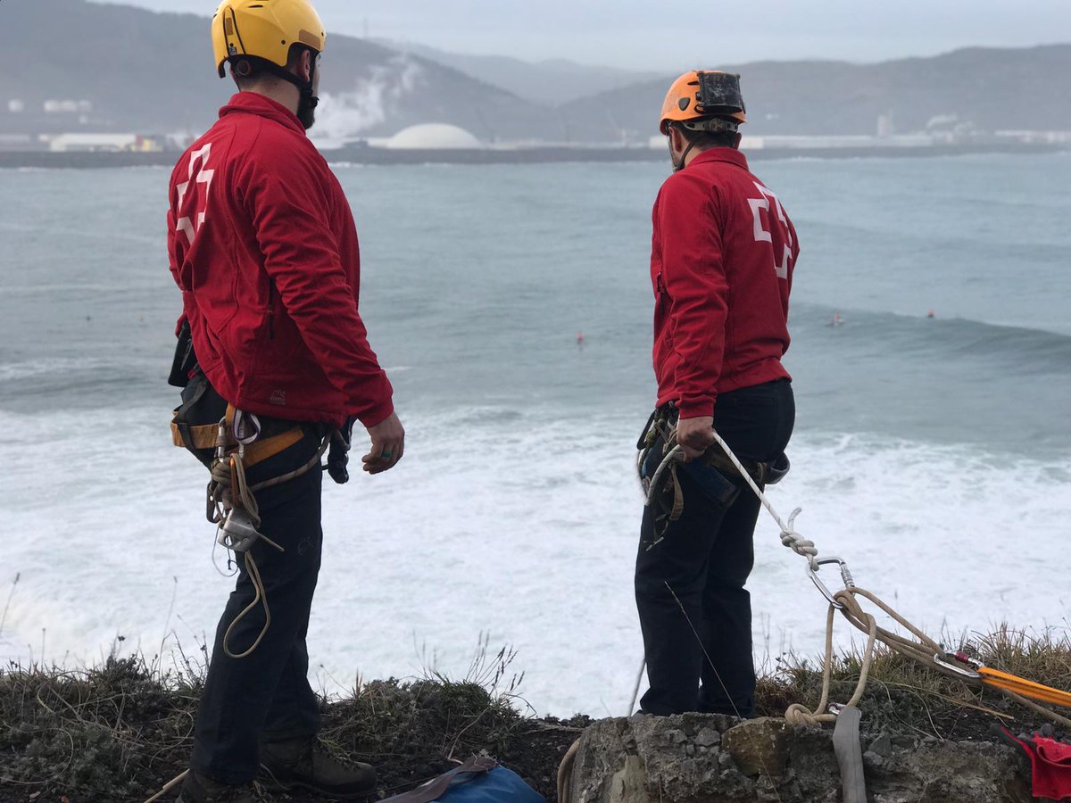 CruzRojaBizkaia's tweet photo. #Voluntariado de #CruzRoja #UribeAldea, @ERIE_ByST_Bizk y #CruzRojaMar #Bizkaia cubriendo, en #PuntaGalea, el campeonato internacional de surf @GaleaChallenge.
#PreventivosCruzRoja https://t.co/vbGRq2vTSD