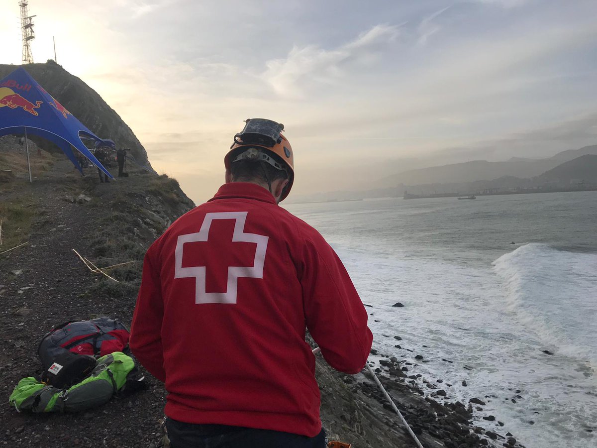 CruzRojaBizkaia's tweet photo. #Voluntariado de #CruzRoja #UribeAldea, @ERIE_ByST_Bizk y #CruzRojaMar #Bizkaia cubriendo, en #PuntaGalea, el campeonato internacional de surf @GaleaChallenge.
#PreventivosCruzRoja https://t.co/vbGRq2vTSD