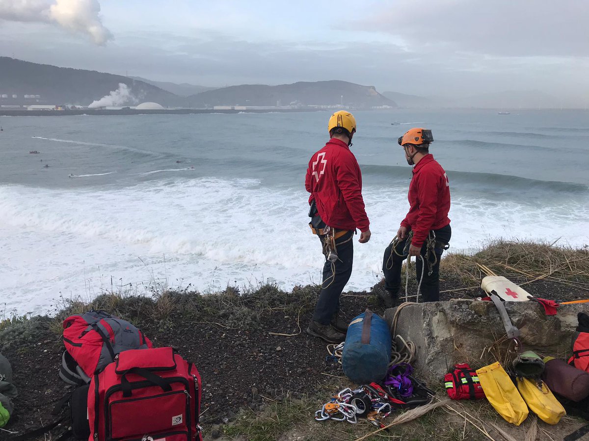 CruzRojaBizkaia's tweet photo. #Voluntariado de #CruzRoja #UribeAldea, @ERIE_ByST_Bizk y #CruzRojaMar #Bizkaia cubriendo, en #PuntaGalea, el campeonato internacional de surf @GaleaChallenge.
#PreventivosCruzRoja https://t.co/vbGRq2vTSD