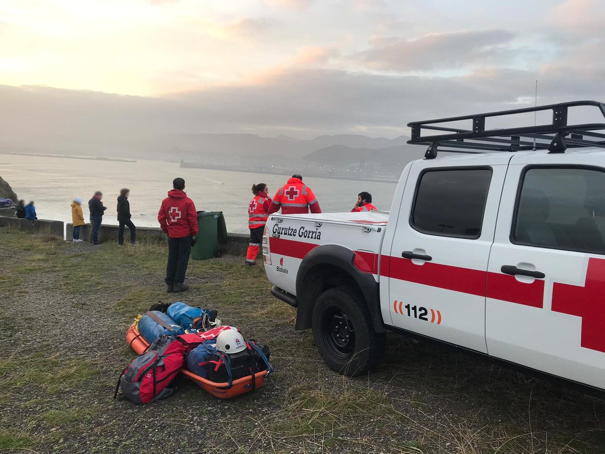 CruzRojaBizkaia's tweet photo. #Voluntariado de #CruzRoja #UribeAldea, @ERIE_ByST_Bizk y #CruzRojaMar #Bizkaia cubriendo, en #PuntaGalea, el campeonato internacional de surf @GaleaChallenge.
#PreventivosCruzRoja https://t.co/vbGRq2vTSD