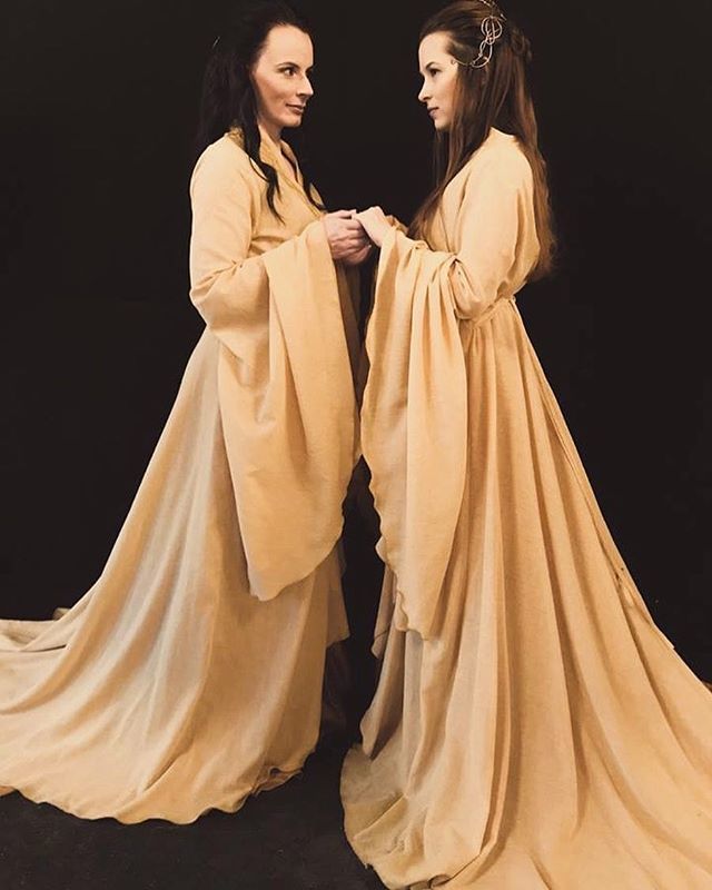 tygrondesign's tweet photo. #rivendell #larp #costumedesign #lordoftherings #elves #bruchtal #jrrtolkien #tolkien #lotr #silmarillion #dressingarda #tygrondesign #autumn #fall #mustardyellow #gold #saluemakeup #natural https://t.co/xsw6xtsmJ6 https://t.co/jsTFzoCNr7