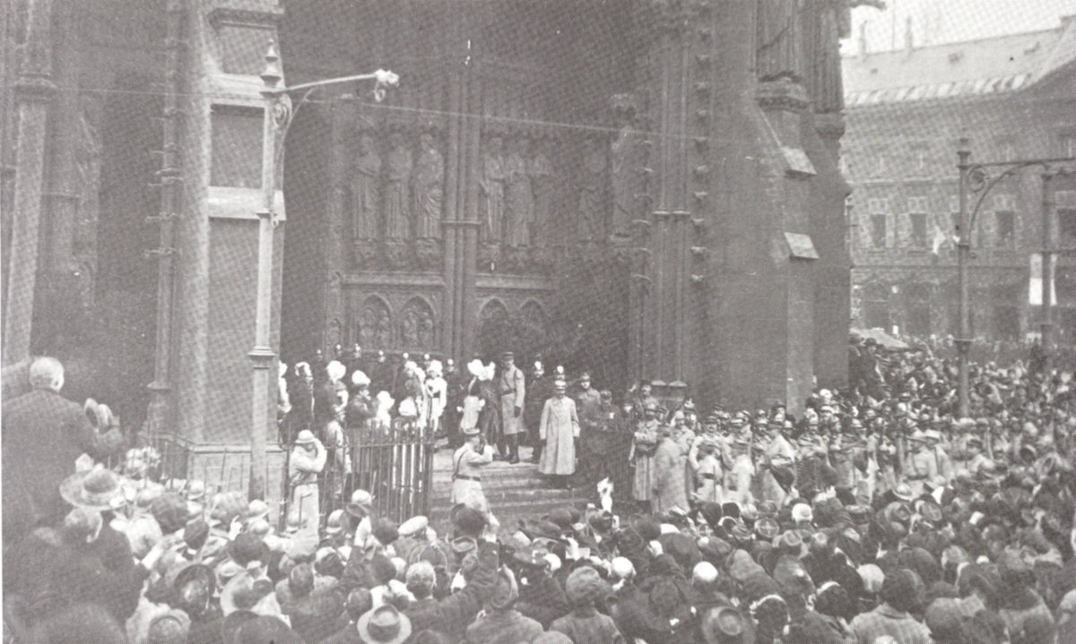 mam_EUphoria's tweet photo. L'armistice marque le retour à la France de l'Alsace-Moselle. Début décembre 1918, R. Poincaré, G. Clemenceau et les généraux victorieux entrent triomphalement à Metz et à Strasbourg. #WWI #Alsace #Moselle 
📸 : Le Maréchal Foch devant la cathédrale de Metz (@ArchivesMetz ) https://t.co/tAtn9ce24A