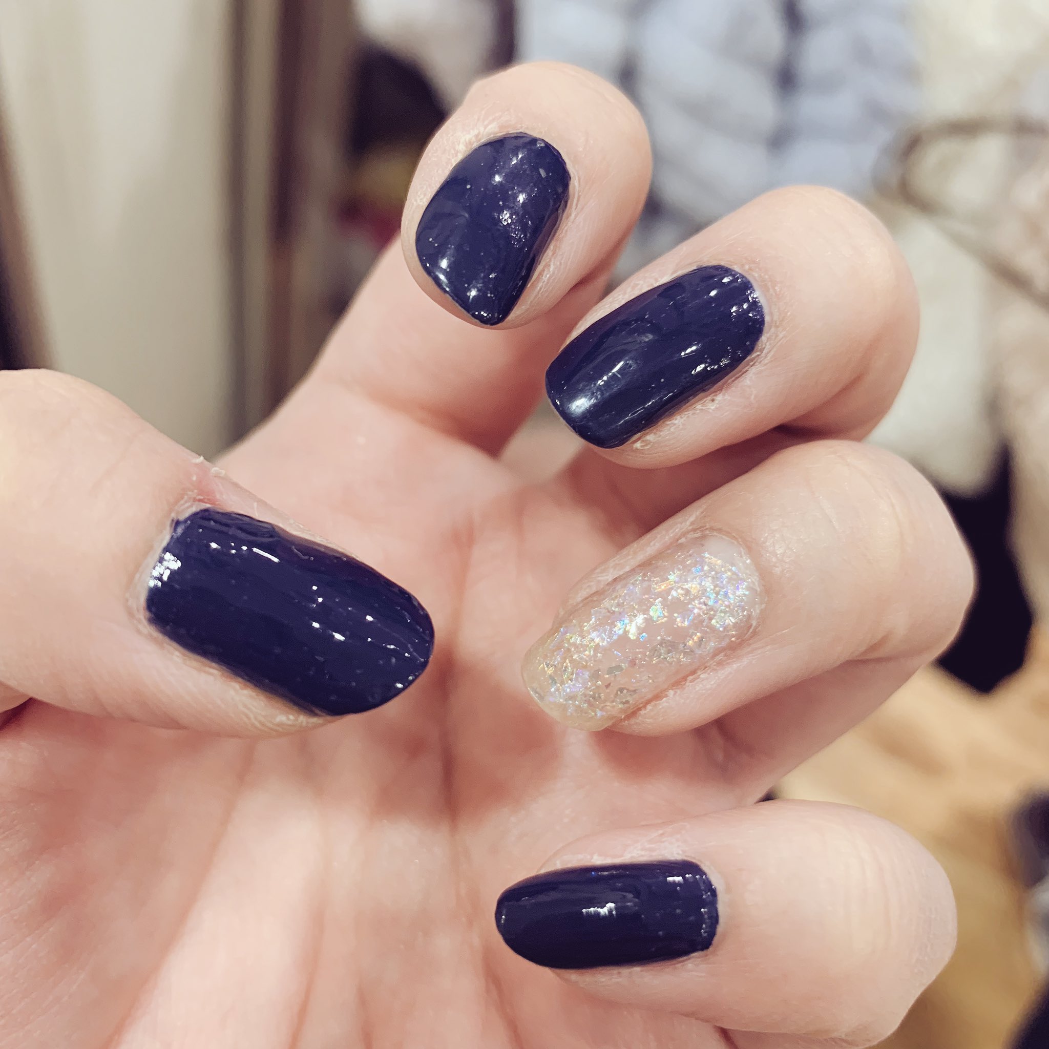 あき 先週のセルフネイル 今週は何色にしようかな クリスマスなので 赤系でもいいかもしれないな セルフネイル ネイル シンプル ネイビー キラキラ クリスマス デザイン思考中 T Co Rphkvntkxz Twitter