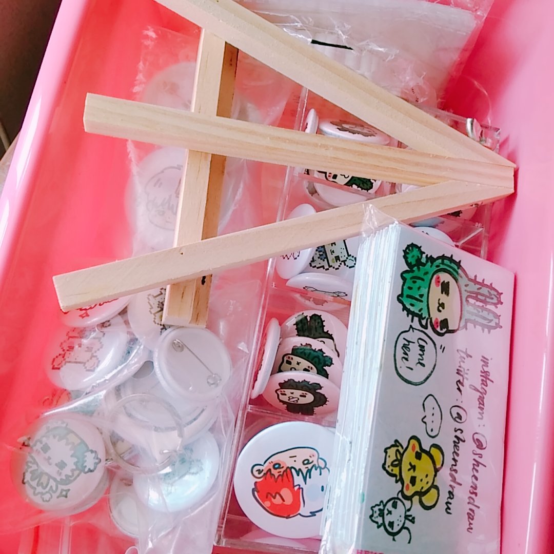 Sheenbong's tweet photo. [Help RT] All badges in stock 😃😃😃
Will be selling them at supa star comic event in Mid Valley on 29th - 30th December so remember to stop by and say hiii :>
#sheensdraw https://t.co/VrEAdsTUIv