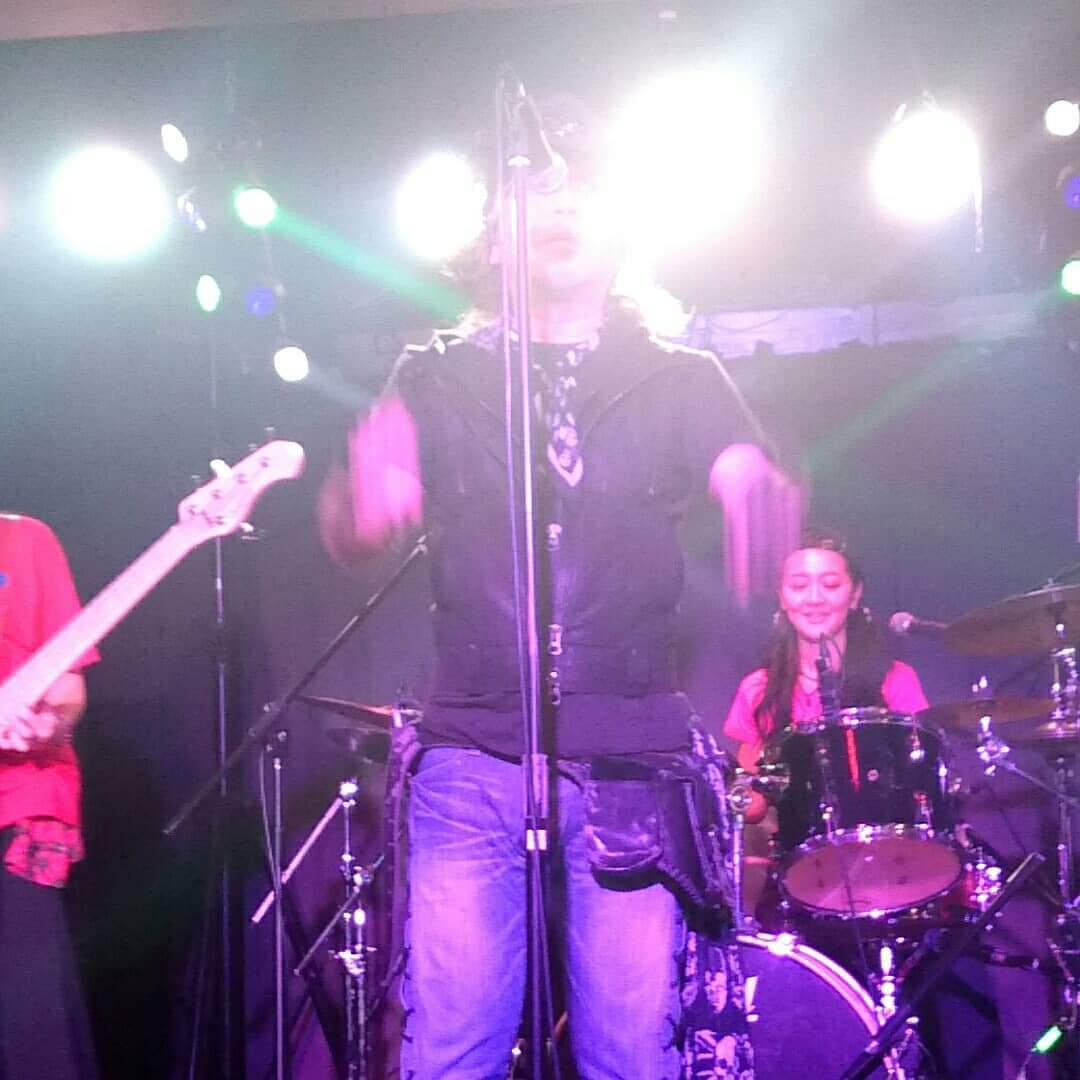 hiroshit666's tweet photo. 日本一大好きなSingerに肩に手かけて貰って感激のあまりレギュラー(あるある探検隊)の西川君になってしまったワシ🎵🎵😂
ポールさんホンマ カッコええ〜❗❗😂
#梅原達也
#ポール
#paulposition
#44magnum https://t.co/bjh6PdyiCe