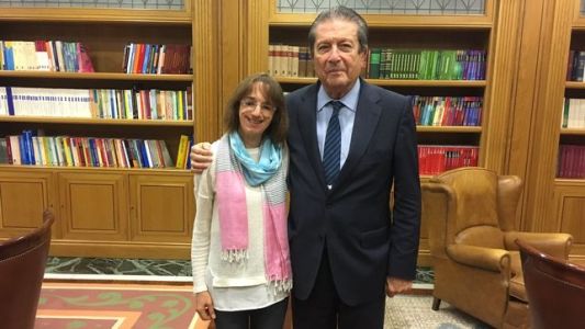 La periodista e impulsora de la campaña #NoSoyDisminuida, Vicky Bendito, junto a Federico Mayor Zaragoza