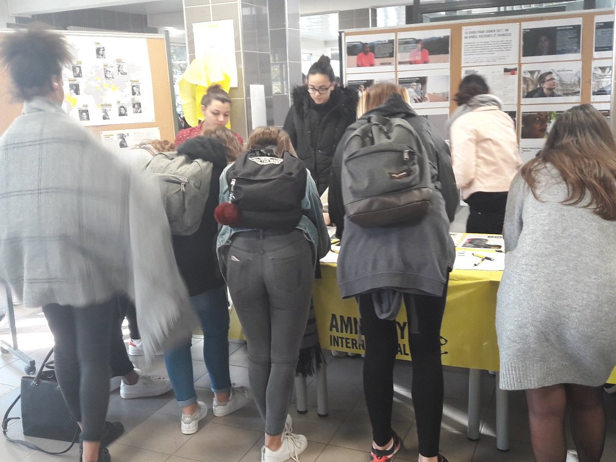 MLurcat's tweet photo. on oublie pas de passer au stand! #ClubHumanitaire #Amnesty #signature #MDLJeanLurcat https://t.co/XFx3jgGuzJ
