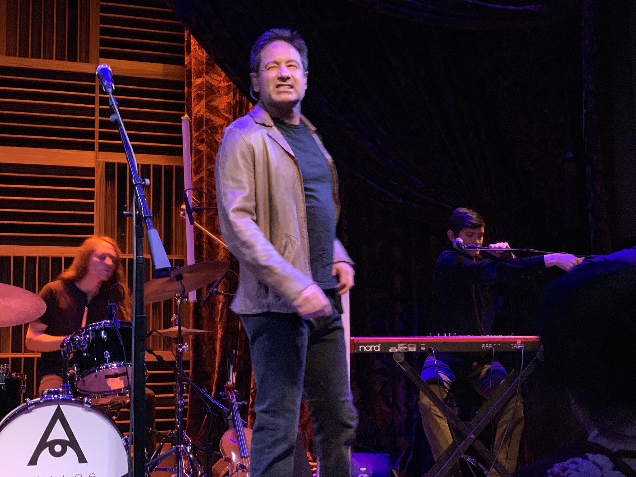 2018/12/09 - One Night with Davd Duchovny in Nashville - Page 2 DuCBOmGWsAEOXqj