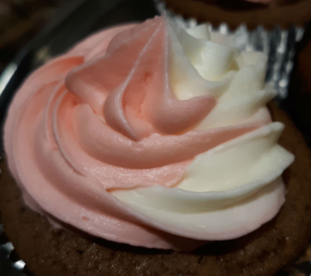 JulesThinCrustW's tweet photo. Gluten-free cupcakes with peppermint swirl frosting.  Pink peppermint swirled with vanilla buttercream on chocolate cake. Cindy's Gluten-Free $3.50.  No need to require gluten-free to like these pretty little somethings. https://t.co/tHjxyYY9RZ