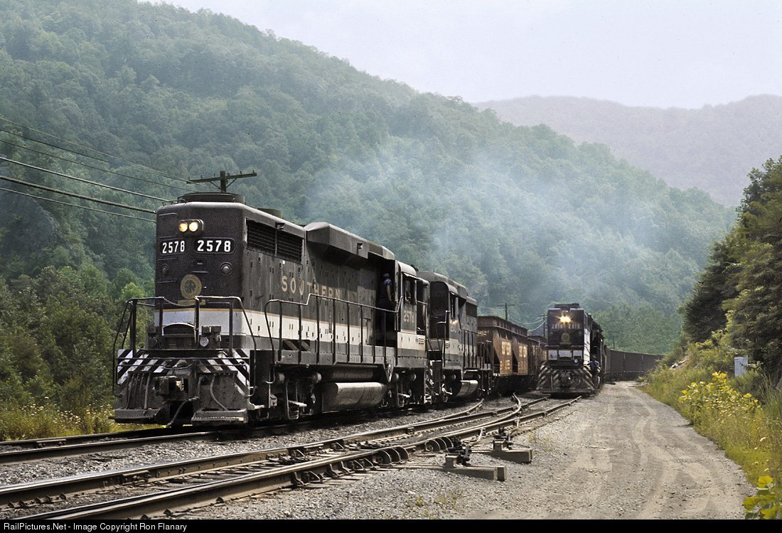 TrainPicsDaily's tweet image. Appalachian Mountain railroading in Appalachia, VA. Photo by Ron Flanary. 8-13-1973

railpictures.net/viewphoto.php?…