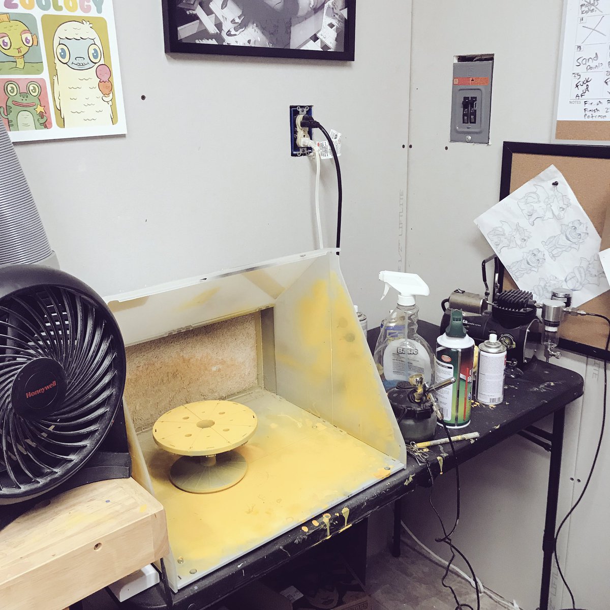 koisnake's tweet photo. Also aftermath of last minute airbrushing 10 All Might dogs the day before selling at my con hahaha https://t.co/q0Itjs9aHp