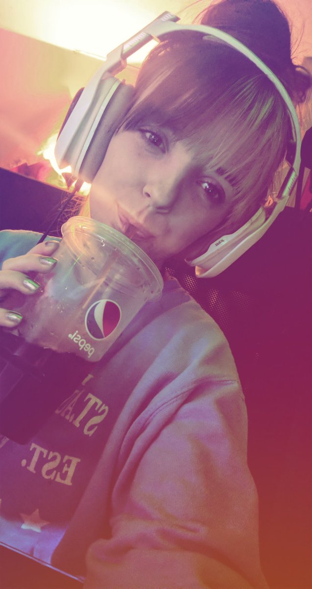 Drekota's tweet photo. https://t.co/NvlBVVY90z -- we're live together now guys! Come say hi 😜 #twitch #stream #league https://t.co/TuDC4uPMk3
