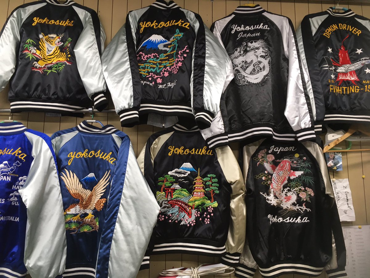 そういちろう 横須賀どぶ板通りのスカジャンの老舗プリンス商会 店員さんも刺繍職人さんも高齢で風前の灯火かな 店頭在庫無くして受注メインにしてるみたい もう一つの老舗のファースト商会も受注メインみたい 昔は通学路だったから当時のお店が減って行くの