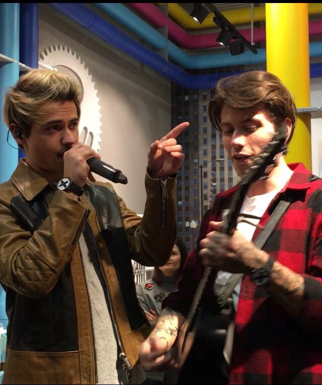 Eride_97's tweet photo. Otto anni di noi❤️
Auguri bimbi❤️🧸
#ottoanni #benjiefede #auguri #bimbi
@fedefederossi @Benji_Mascolo @BenjieFede https://t.co/MEX6yjn3id