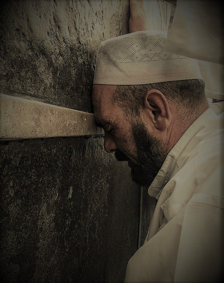 777O_'s tweet photo. ⠀⠀
هوِّن عليڪ الأمر لا تعبأ بــہِ
إنّ الصعاب تهون بالتهوين

أمسٌ مضى، واليوم يسهل بالرضى
و غدٌ ببطن الغيب شبــہ جنينِ

لا تيأسّن من الزمانِ وأهلــہِ
و تقُل مقالة قانِطٍ و حـزينِ

فعليڪ بذر الحبّ لا قطف الجنى
و #اللــہ  للسّاعين خير مُعيـنِ  . .  ♡!⠀
⠀⠀ https://t.co/42LH7lF74d