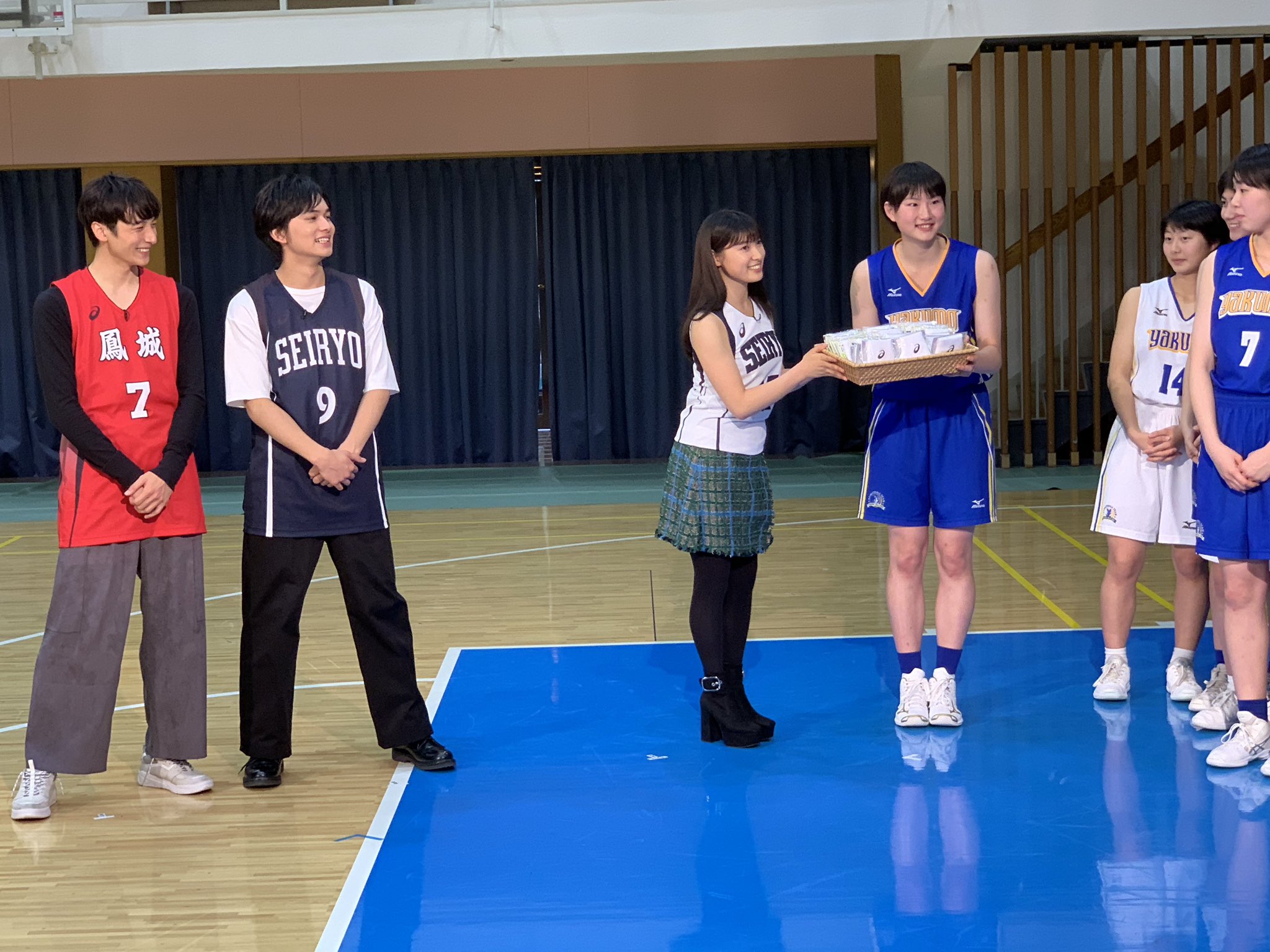 映画 春待つ僕ら 公式 残念ながら負けてしまった春待つ僕らチームを代表して土屋さんからリストバンドをプレゼント そしてバスケ部の皆さんからは 春待つ僕ら のヒットを願ってエールをプレゼント 土屋さん 嬉しいです 背中を押してもらった気持ち