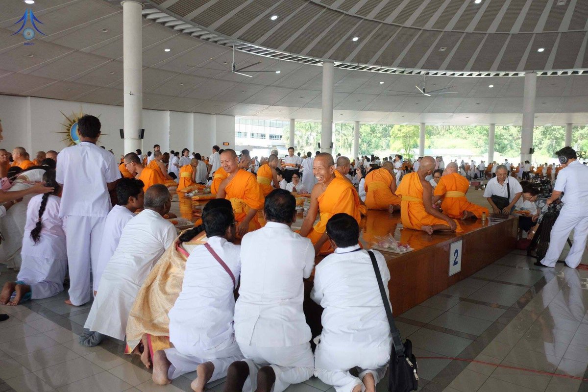 wdcreception's tweet photo. ชาวอินเดียกลุ่มนี้เดินทางมาเยี่ยม #วัดพระธรรมกาย กับบริษัททัวร์ ซึ่งมีพระอาจารย์ชาวอินเดียรูปหนึ่งที่เคยมาวัดแล้วทำหน้าที่กัลยาณมิตรชักชวนให้พวกเขาได้มาเป็นครั้งแรก พวกเขากล่าวว่าวัดพระธรรมกายเป็นสถานที่ปฏิบัติธรรมที่ดีมาก เข้ามาแล้วก็รู้สึกสงบมีความสุขและโชคดีมากที่ได้มาในวันนี้ https://t.co/n9CSgtwjx9