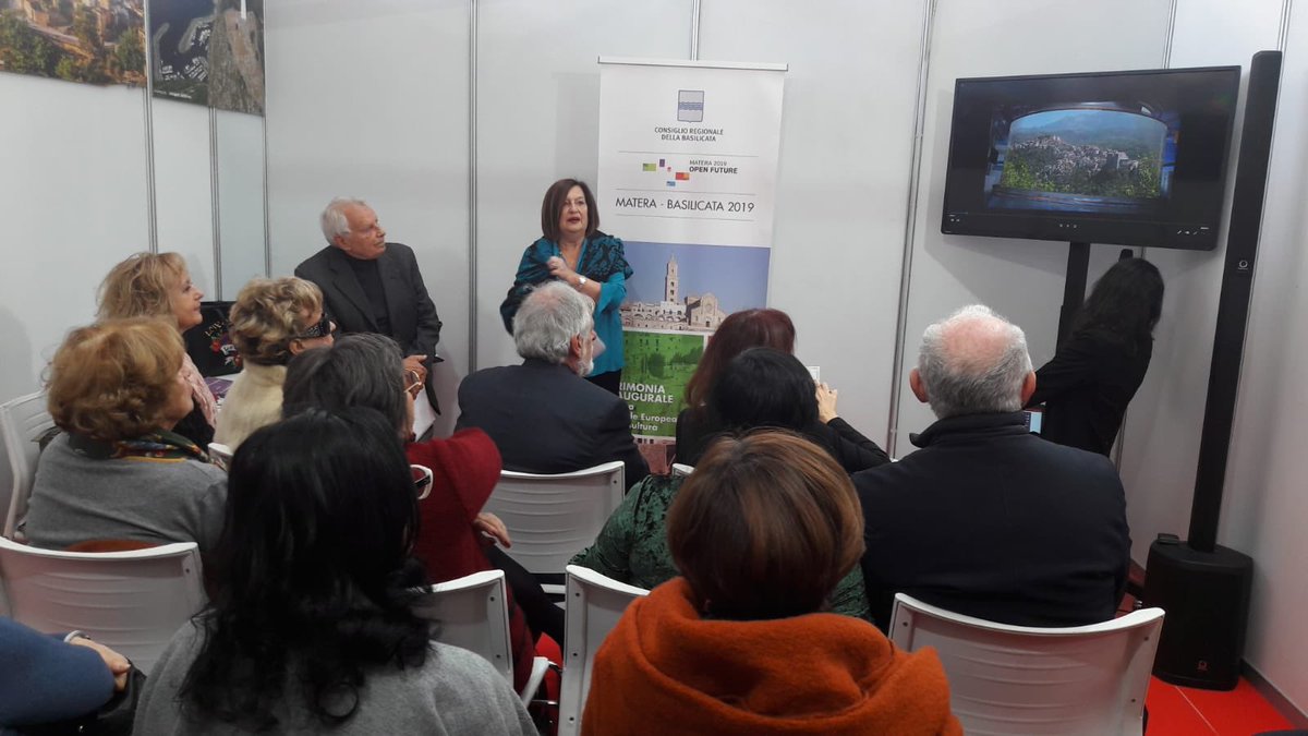 dibuonoedizioni's tweet photo. Presentato alla Fiera della piccola e media editoria il volume di Celeste Pansardi “Atmosfere e luci di antichi borghi”, edito da @dibuonoedizioni
@piulibri18
#PLPL18 https://t.co/t4kH3x6DLG