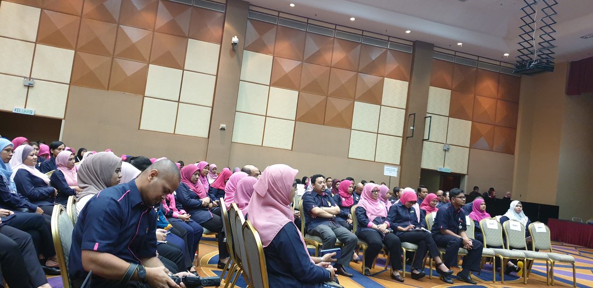 matrade's tweet photo. Perhimpunan MATRADE berlangsung hari ini mengimbas kembali pencapaian MATRADE sepanjang tahun 2018. Usaha membangunkan perdagangan Malaysia akan terus dipacu dalam menghadapi cabaran tahun 2019. #MATRADEAssembly #WeAreMATRADERS @MITIMalaysia https://t.co/oU0znZoap1
