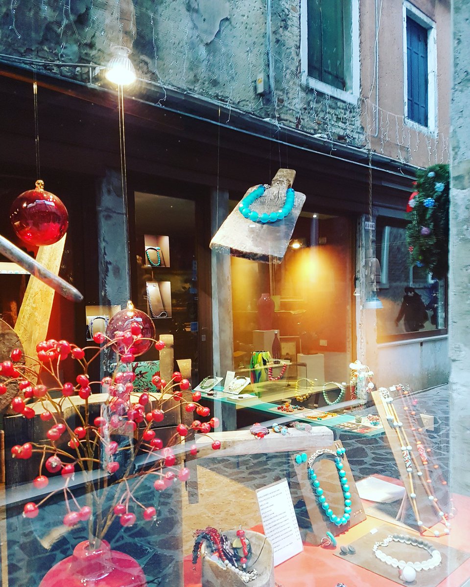 Venezia riflette Perlamadredesign
#perlamadredesign #venezia #glassjewelry #venice #christmaswindows