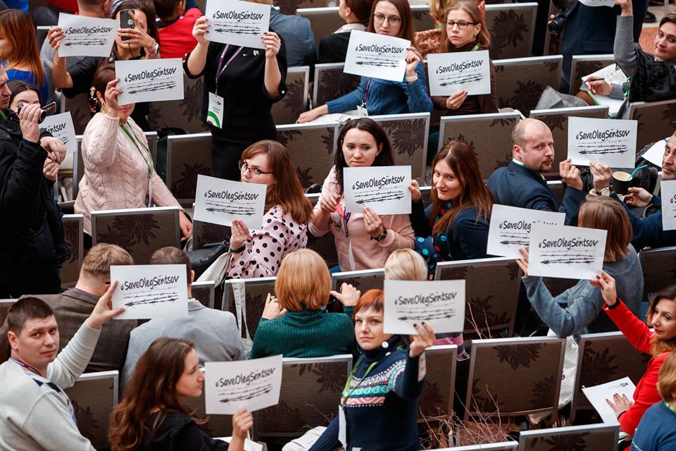 UKR_in_Algeria's tweet image. Aujourd&apos;hui, le 10 Décembre 2018 le monde célèbre les 70 ans de Déclaration de Droit de l&apos;Homme. A cette occasion nous nous rejoignons à l&apos;action de la campagne #SaveOlegSentsov et appelons tous nos amis à la soutenir!