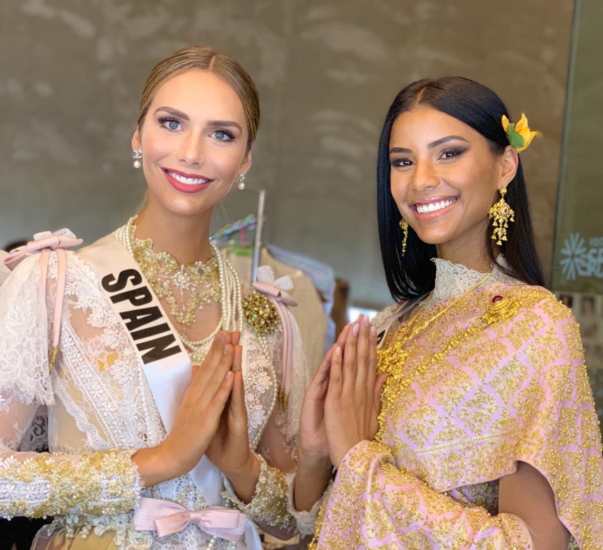 Lovely pic with the beautiful @tamaryngreen 🇿🇦🇪🇸. Royal Winter Festival in honor to King Chulalongkorn Rama V 👑 @missuniverse 
#missuniverse #missuniverso #confidentlybeautiful #thailand #bangkok #roadtomissuniverse #67thmissuniverse #angelaponce #spain