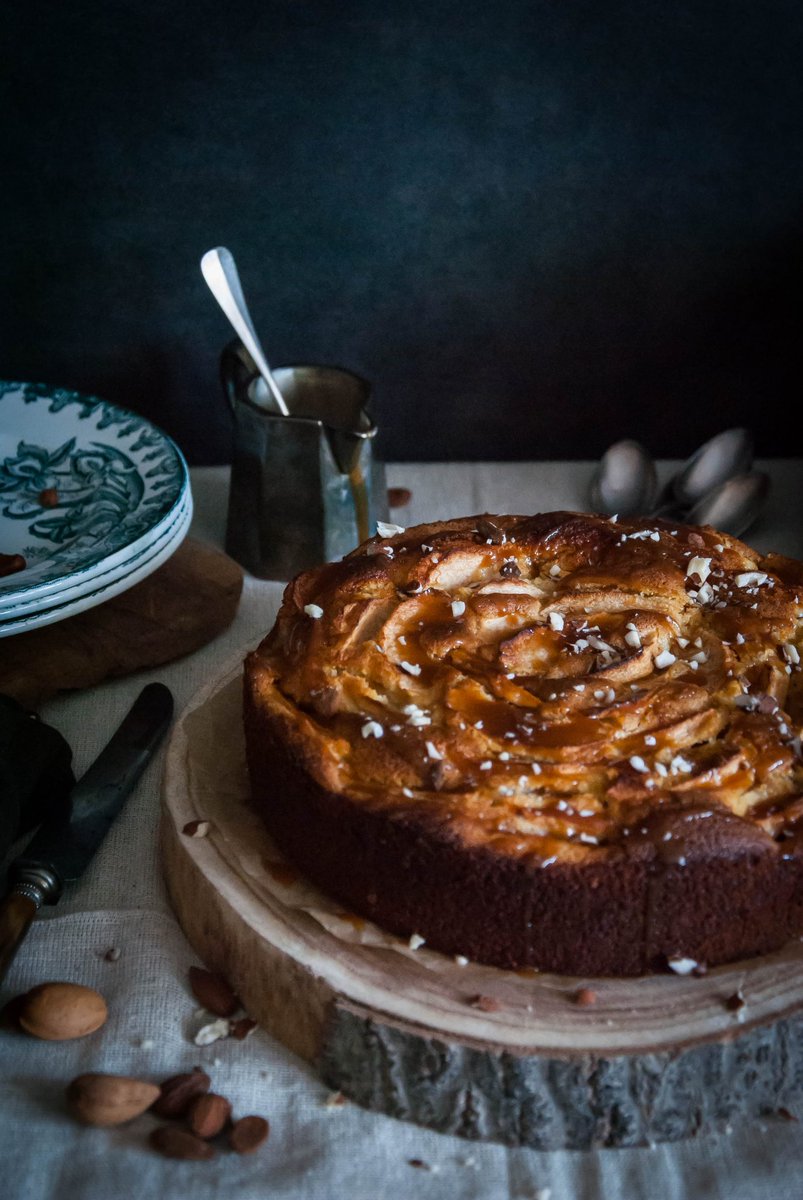 Testé à plusieurs reprise, ce gâteau de semoule est un véritable régal inattendu. Associé à la douceur de la vanille, des pommes et du caramel, il est impeccablement moelleux, léger et parfumé, pour le plus grand plaisir de tous ! 
cookandgoute.org/gateau-de-semo…