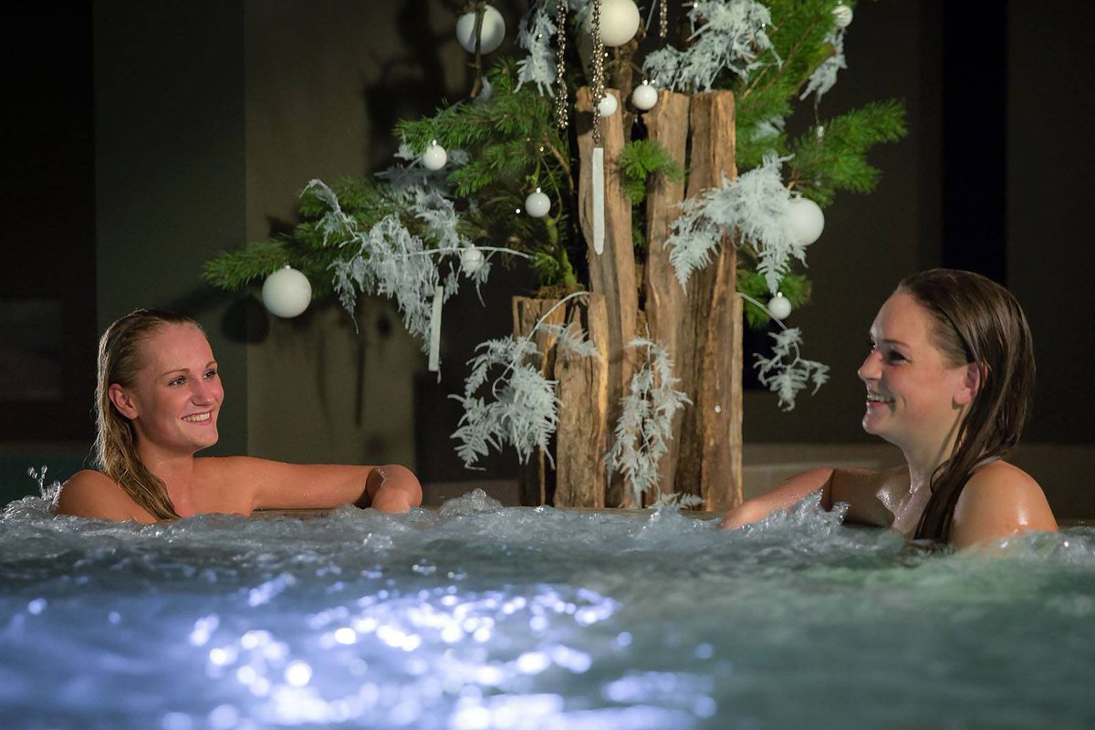 Op 2e Kerstdag zijn we geopend en voegen wij enkele kerstgerechten toe aan ons à la carte menu. Deze periode is zoals ieder jaar drukker dan normaal. Wij hanteren uiteraard ons maximum aantal bezoekers om kwaliteit te garanderen. Reserveer dus op tijd.
spasereen.nl/kerst-bij-spas…