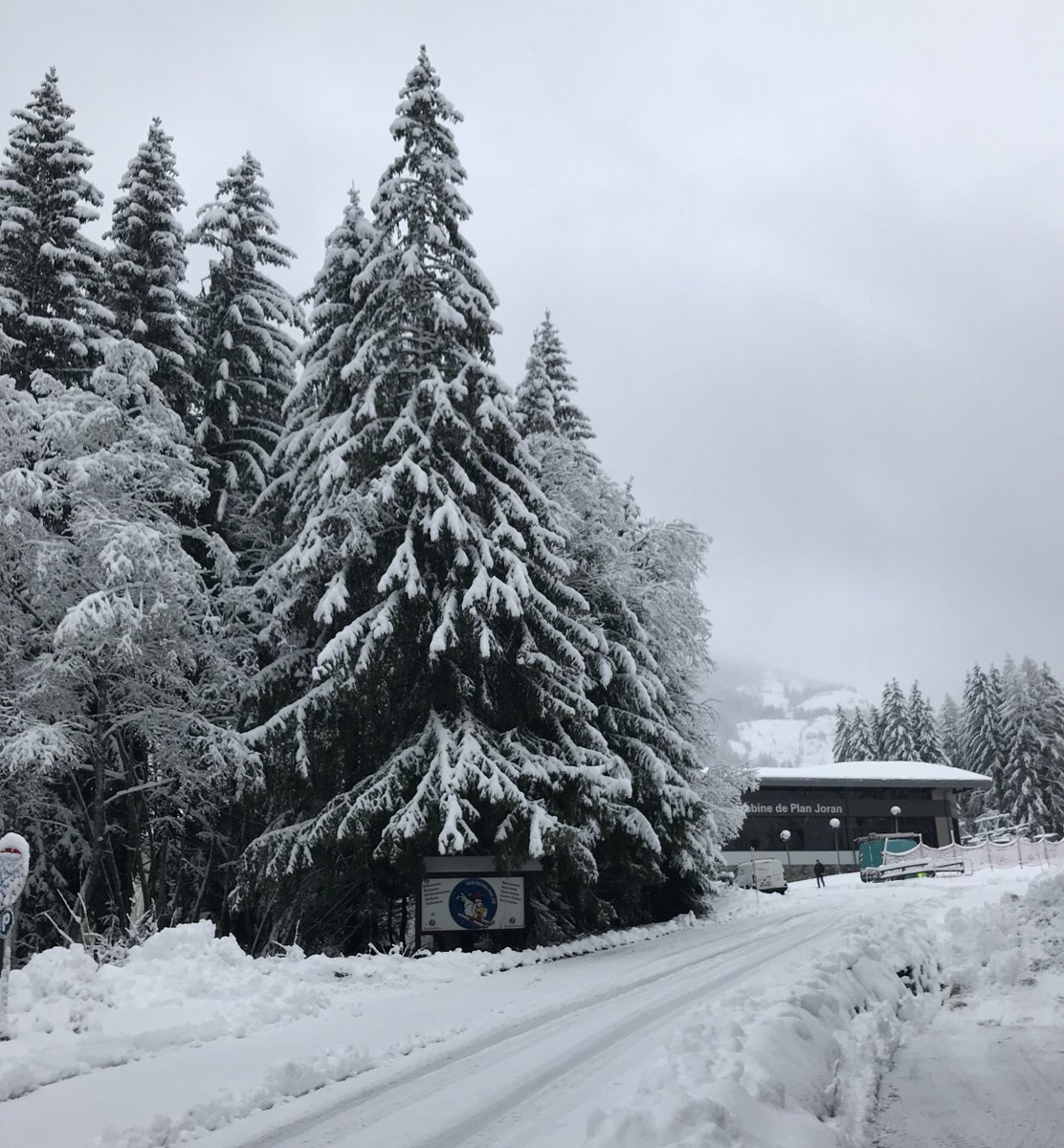 #neige ce matin à #argentiere dans la vallée de #chamonix les domaines vont-ils ouvrir ce week-end ? #snow this morning... #ski this week-end ? information <a href="/MONTBLANC_NR/">MONTBLANC_NR</a> ow.ly/mBFc30mVhwi